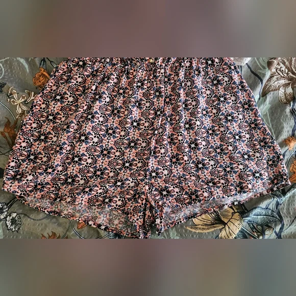 Rue21 Floral Romper Crochet Lace Back Spaghetti Straps - Size Medium - Picture 3 of 3